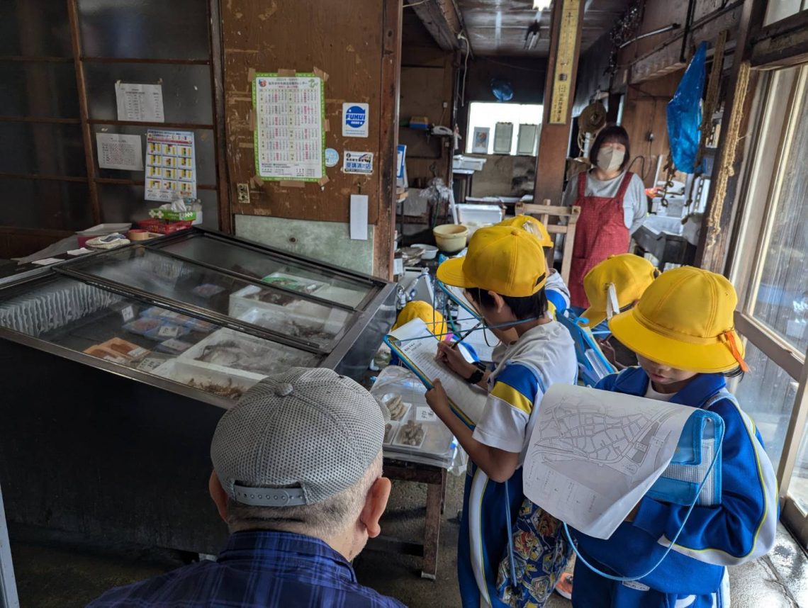 雄島小学校　２年生の町たんけん（スタッフ協力）